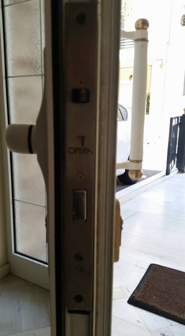 Κλειδαριές για είσοδο πολυκατοικίας με αυτόματο κλείδωμα